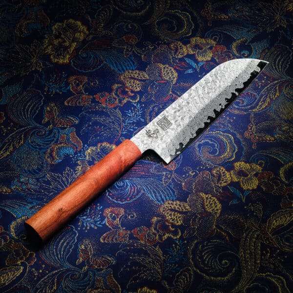 [FORGE] Loss and Gain – Damaskus Santoku Kniv med pink egetræsskæfte
