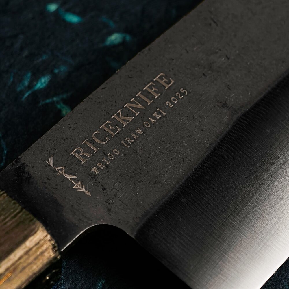 Klingen på RAW OAK FRIGG santokukniv med RICEKNIFE indgravering, tæt på.