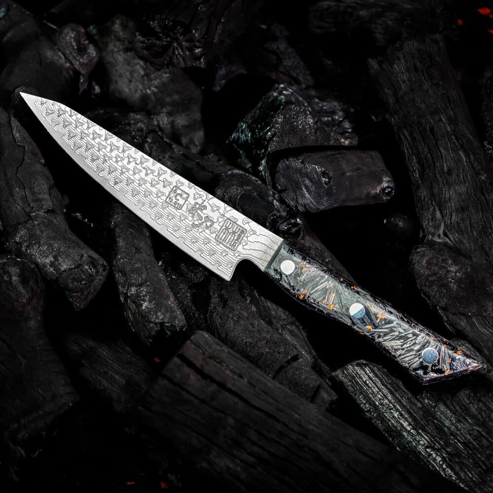 RICEKNIFE CARBON I universalkniv i damaskusstål med mørkt mønstret skaft.