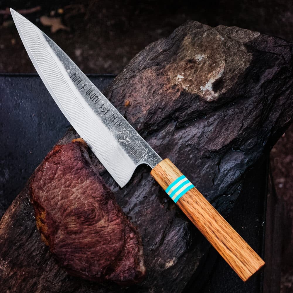RICEKNIFE VALKYRIE III kokkekniv i damaskusstål med træskaft og blå detaljer.