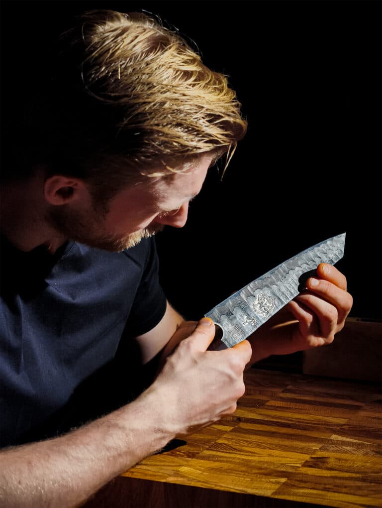 Jacob Bech med en EX-ANIMO III kniv