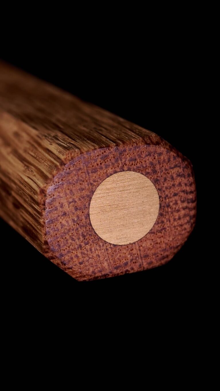 Enden af egetræsskæftet på RAW OAK THOR kødøkse, set lige forfra.