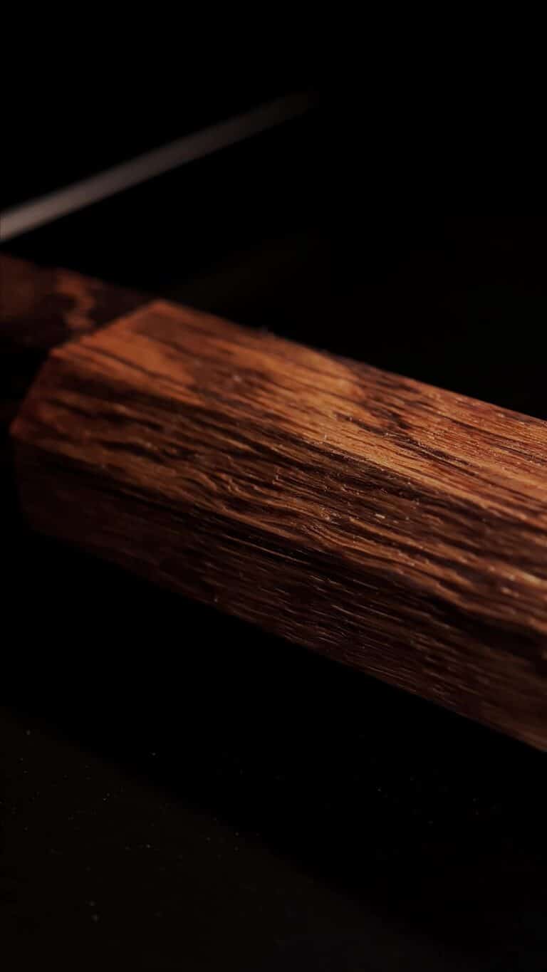 Åretegningen i det stabiliserede egetræsskæfte på RAW OAK THOR kødøkse, set langs skæftet.
