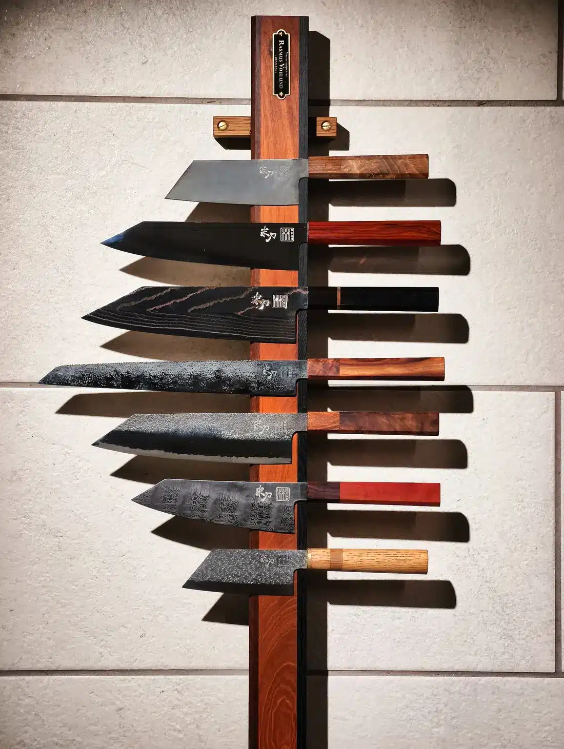 Række af specialfremstillede knive med damaskblade