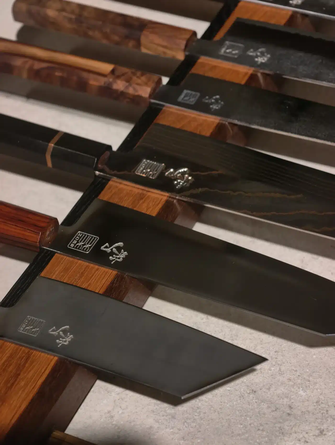 Nærbillede af knivblade og skæfter