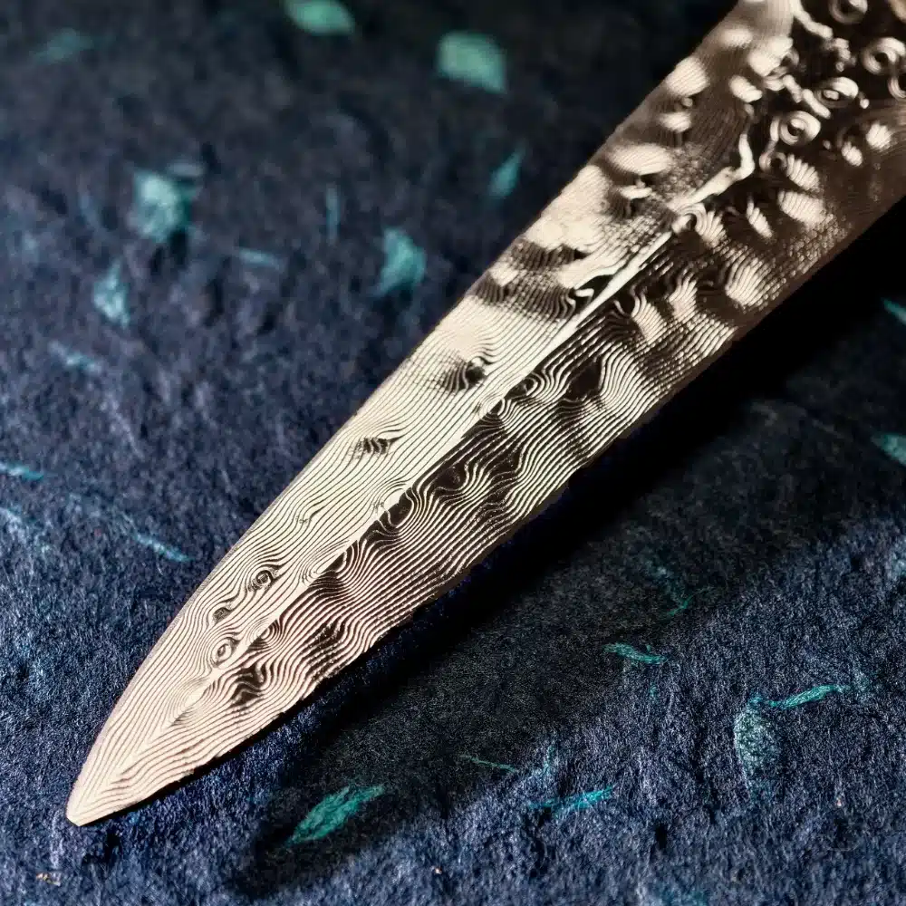 Nærbillede af damaskusklingen på RICEKNIFE-østerskniven med snakewoodskaft